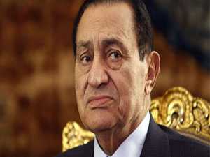 النائب العام يجدد حبس مبارك 15 يوماً والنيابة تستجوبه في مستشفى شرم الشيخ