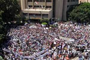 الآلاف يتظاهرون في قنا عقب صلاة الجمعة احتجاجا على المحافظ