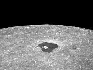 اكتشاف رواسب جليدية علي سطح القمر