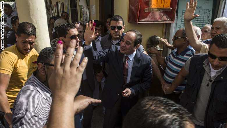 السيسي يحيي مؤيديه في انتخابات مصر 2014