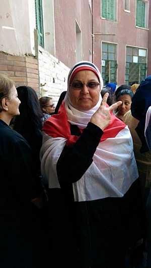 سيدة مصرية ترفع علامة النصر