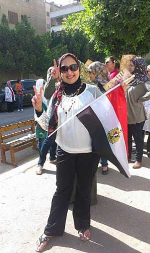 فتاة مصرية وابتسامة النصر