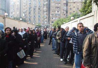نساء ورجال في طابور طويل في اللجنة الانتخابية مصر 2014