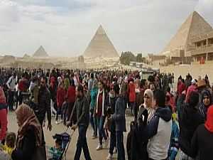 750 أجنبيا و8 آلاف مصرى يحتفلون بعيد الأضحى فى الأهرامات