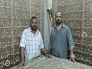 مصرى وسورى يكتبان أكبر نسخة للقرآن الكريم