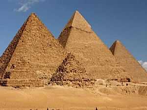 بردية عمرها 4500 عام تؤكد بناء الأهرامات بأيد بشرية