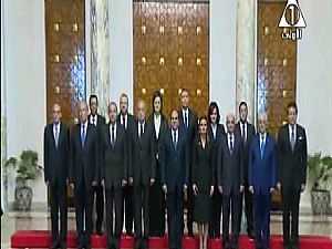 الرئيس السيسي يلتقط صورة تذكارية مع الوزراء الجدد عقب أداء اليمين .. فيديو