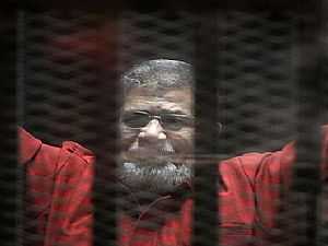 السجن 40 سنة لـ"مرسي" والإعدام لـ6 آخرين في "التخابر مع قطر"