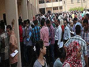 تجمع عشرات المتقدمين لامتحانات الـ30 ألف وظيفة أمام مقر وزارة التعليم