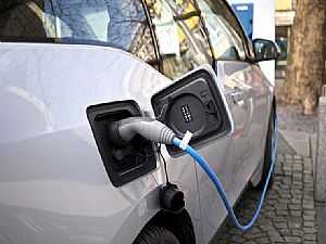 رئيس فورد السابق محذرًا صناع السيارات الكهربائية: ليست الحل السحري للمستقبل
