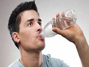 شرب الماء يقي من مرض السكر والسمنة