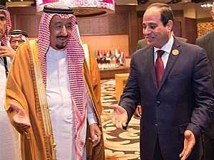صورة – لحظة مغادرة السيسي القمة العربية للقاء سلمان خلال كلمة أمير قطر