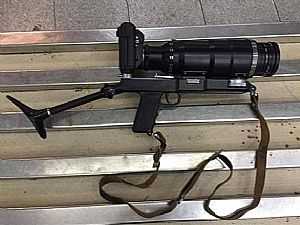 ضبط سلاح ناري على شكل كاميرا يستخدم في الاغتيالات بالمطار