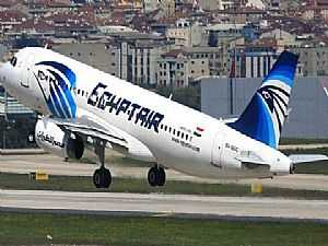 طوارئ داخل طائرة مصر للطيران بسبب رسالة غامضة