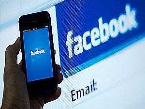 فيسبوك يجبر موظفيه على استخدام نسخته للأجهزة النقالة