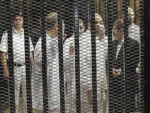 الجنايات تستكمل محاكمة مرسي ومرشده في «التخابر مع حماس»
