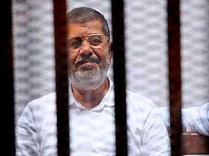 بالفيديو.. أحمد موسي يعرض إشارات وتعليمات محمد مرسي "الإخوانية" لنجله من داخل القفص
