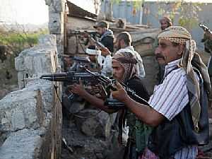 مقاتلون يمنيون يقاتلون لتوسيع نطاق مكاسبهم بعدن بمساعدة سعودية