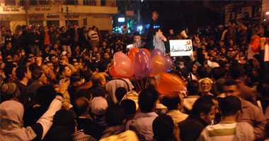 مسيرة حاشدة لآلاف المتظاهرين تتجه إلى قصر العروبة
