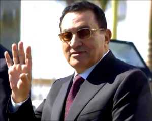 مبارك يتنحى عن حكم مصر والقوات المسلحة تدير البلاد