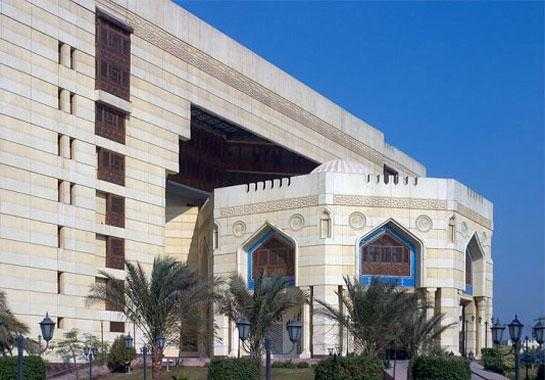 "الإفتاء" تحسم الجدل: هل يجوز شرعاً استخدام الحناء أو الصبغة السوداء لإخفاء الشيب؟