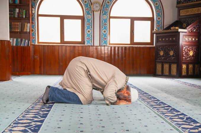 أمين الإفتاء يوضح الخطوات العملية للوصول إلى الخشوع في الصلاة